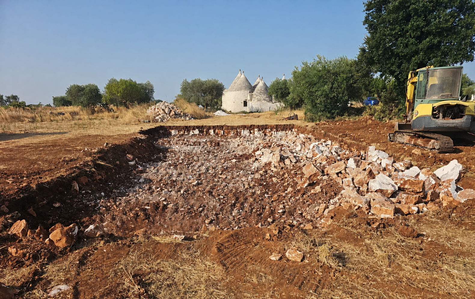 Avanzamento dello scavo con il trullo sullo sfondo